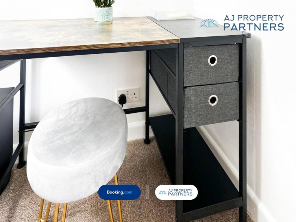 Premium Deal L Hill View Home L Last-Minute Offer L Cheltenham L Aj Properties L Perfect For Short Or Long Stays L 4Beds 4Bedrooms Exterior photo