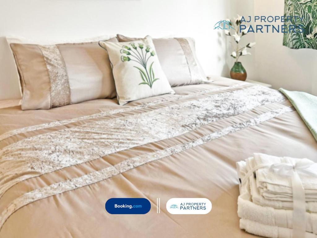 Premium Deal L Hill View Home L Last-Minute Offer L Cheltenham L Aj Properties L Perfect For Short Or Long Stays L 4Beds 4Bedrooms Exterior photo