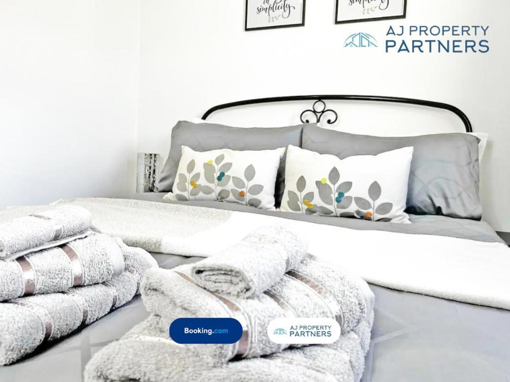 Premium Deal L Hill View Home L Last-Minute Offer L Cheltenham L Aj Properties L Perfect For Short Or Long Stays L 4Beds 4Bedrooms Exterior photo
