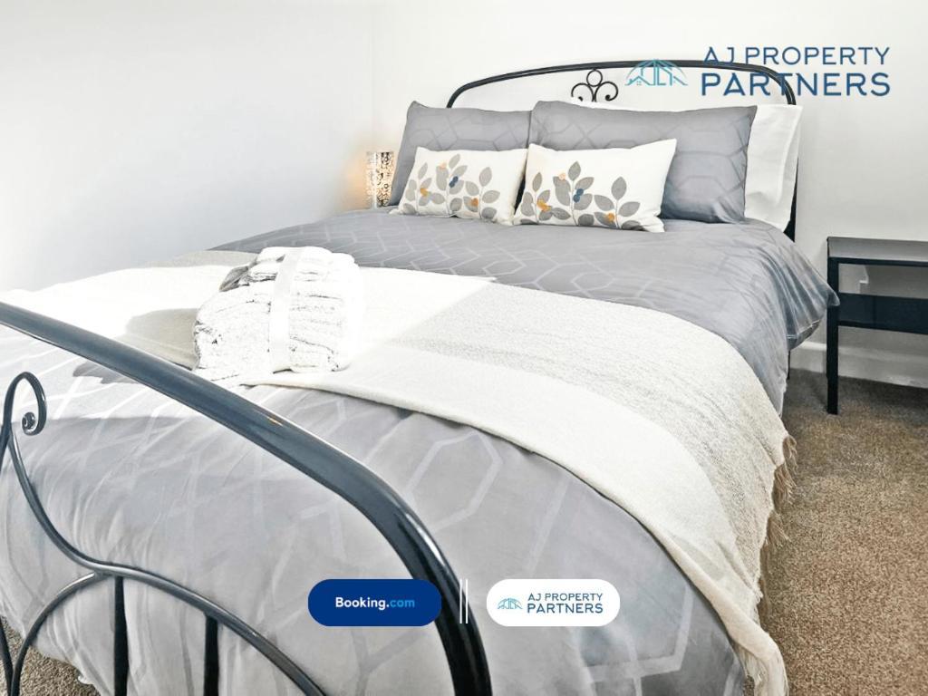 Premium Deal L Hill View Home L Last-Minute Offer L Cheltenham L Aj Properties L Perfect For Short Or Long Stays L 4Beds 4Bedrooms Exterior photo