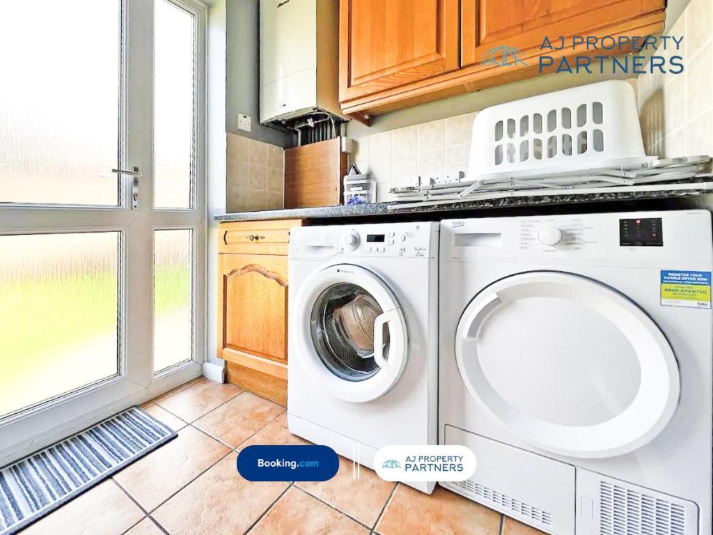 Premium Deal L Hill View Home L Last-Minute Offer L Cheltenham L Aj Properties L Perfect For Short Or Long Stays L 4Beds 4Bedrooms Exterior photo